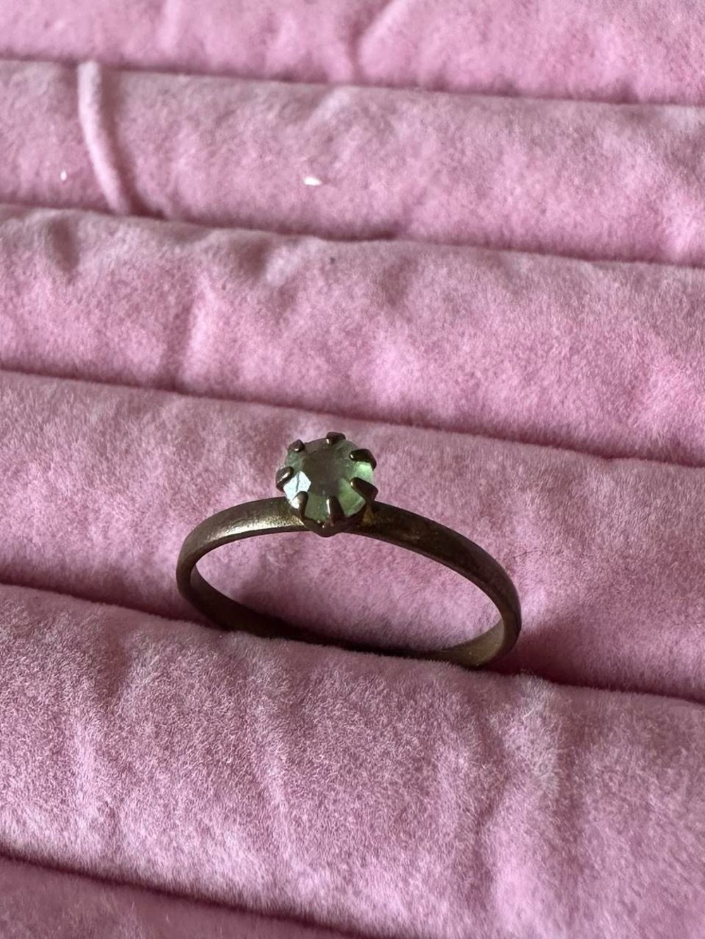 Vintage green gem band ring. Size 6.